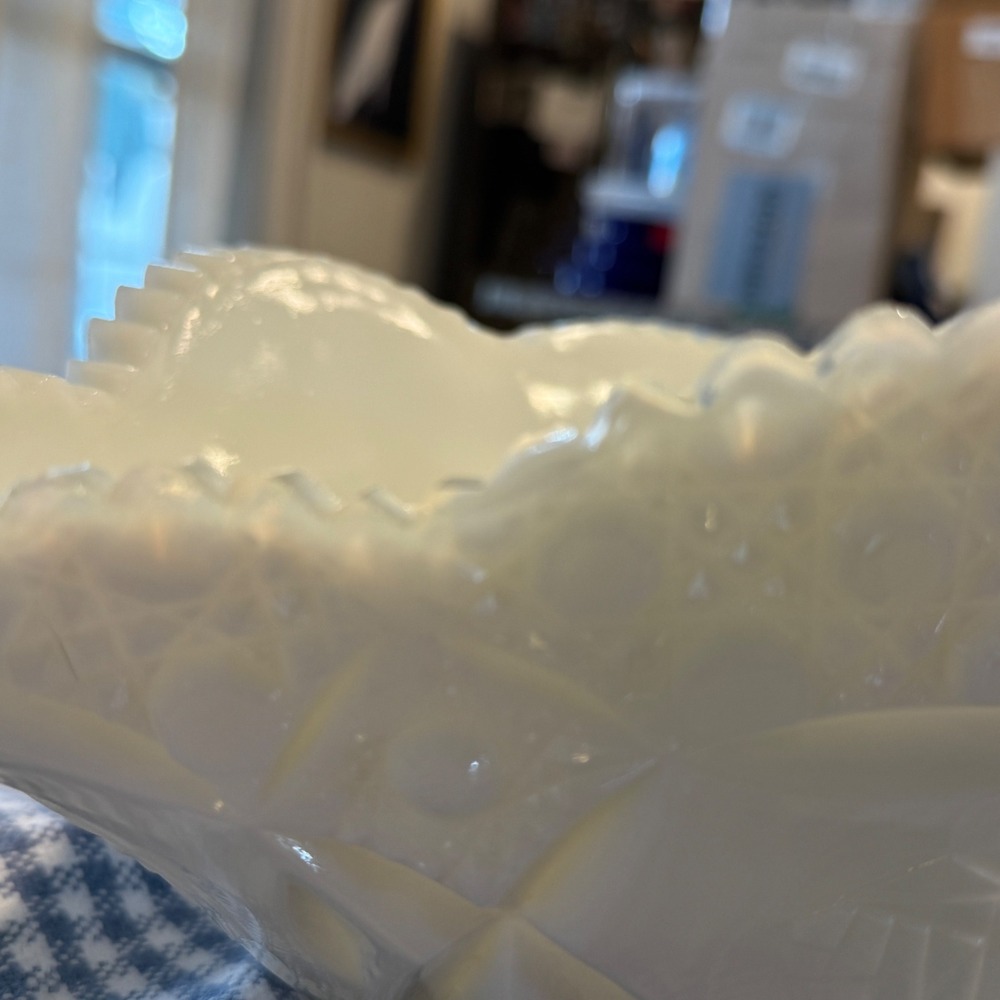 Vintage Westmoreland Milk Glass Hobnail Bowl with Ruffled Edge (Slight damage) - Picture 8 of 10